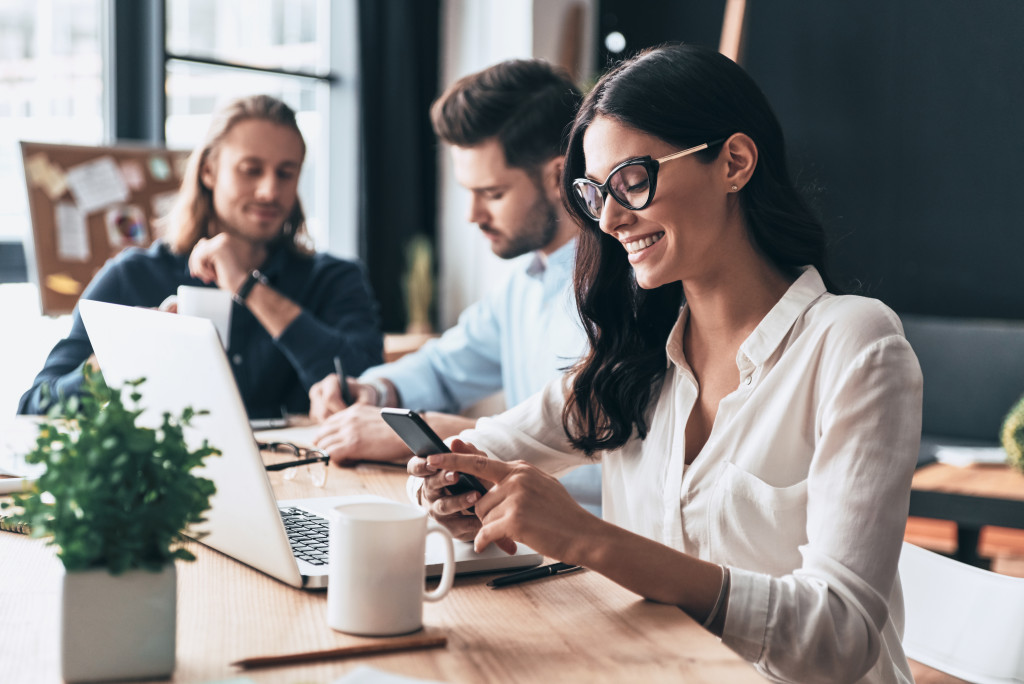 employees working while having a coffee