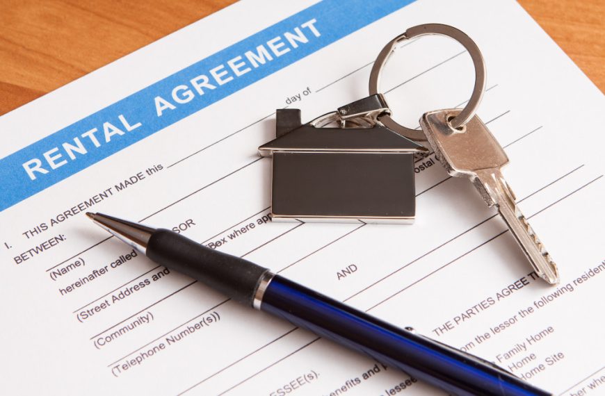 rental agreement with pen and key