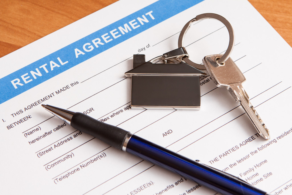 rental agreement with pen and key